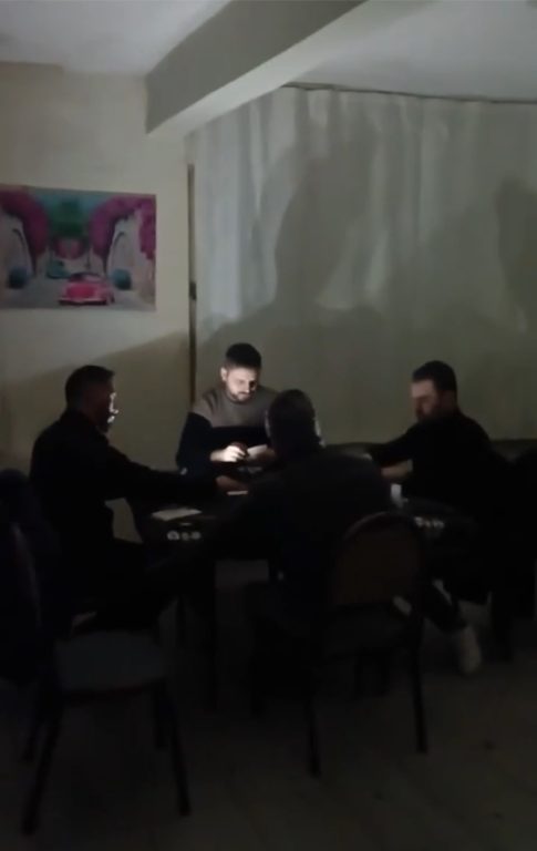 Kıraathanede elektrikler gitti, telefon ışıklarıyla oyuna devam ettiler