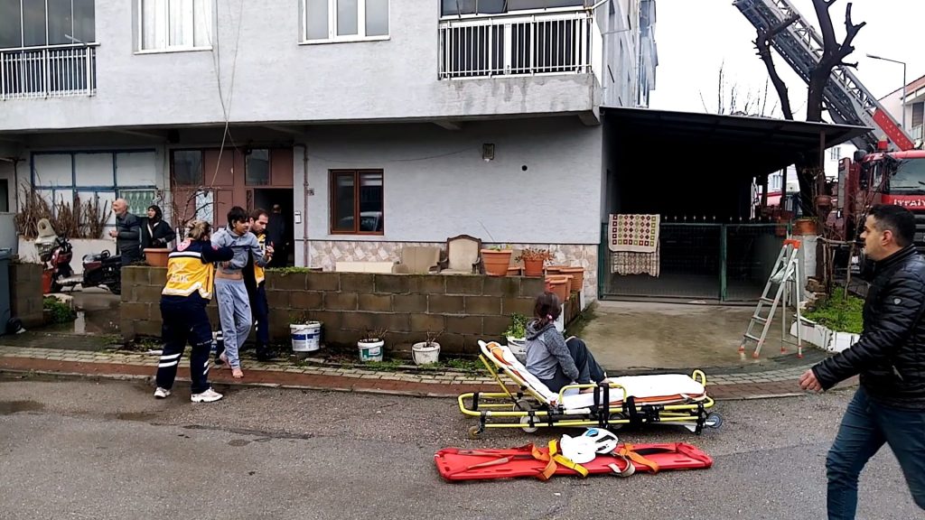 Yangında 8’i çocuk 14 kişi dumandan zehirlendi