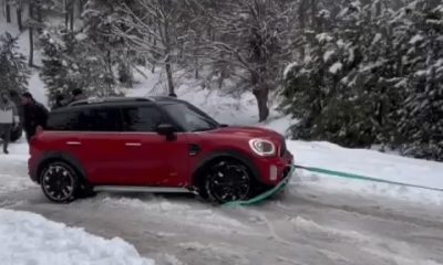 Bursa’da yoğun kar yağışı sonrası Uludağ yolu çarpışan otomobil pistine döndü