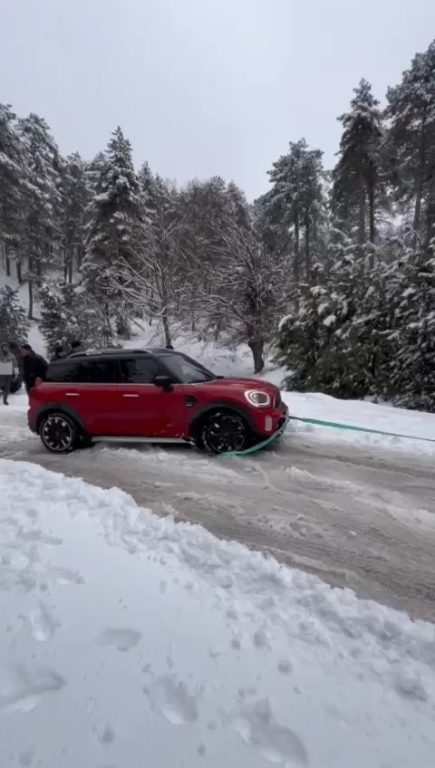 Bursa’da yoğun kar yağışı sonrası Uludağ yolu çarpışan otomobil pistine döndü