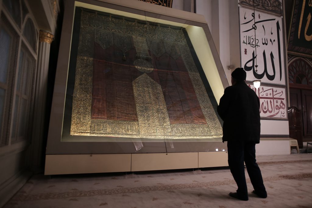 Ulu Cami’deki Kabe örtüsünün altın püskülleri kayıp