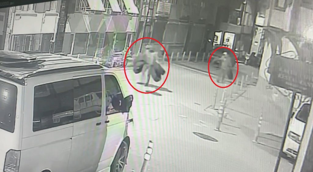 Bursa’da tarihi konaktan kutu kutu eşya çalan hırsızlar kamerada