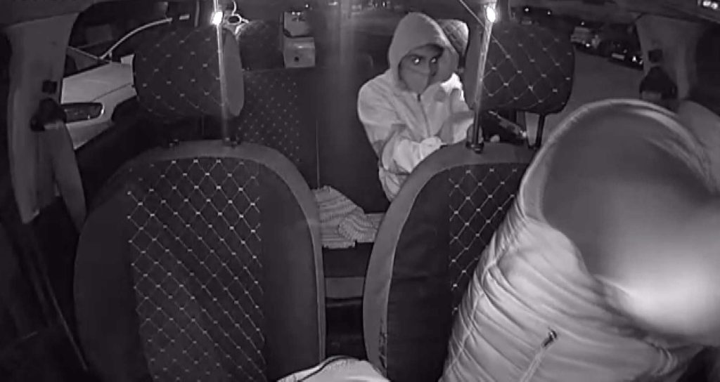 Soğukta bekleyip üşümesin diye aldığı yolcu tarafından saldırıya uğrayan şoför, 3 kurşunla ağır yaralandı