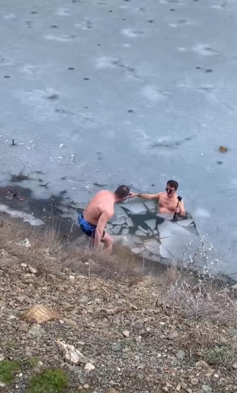 Buzlu gölette fotoğraf çektirirken, buz kırılınca kendini suda buldu