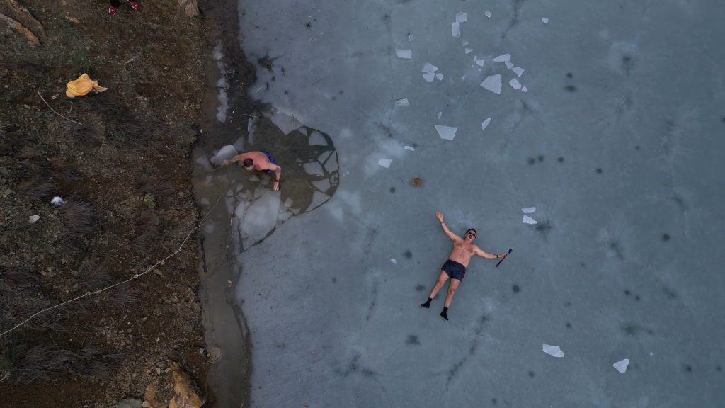 Donan göle girme geleneğini bu sefer gençlerle sürdürdü
