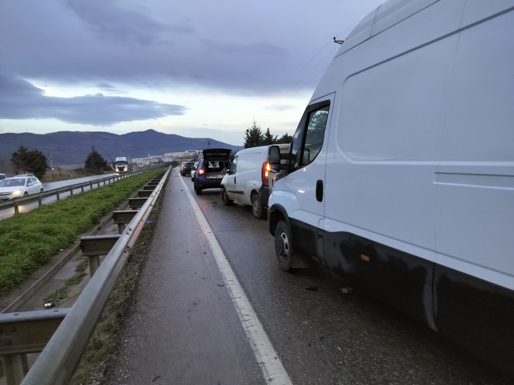 5 araç birbirine girdi; güvenlik önlemi olan 2 polis ölümden döndü