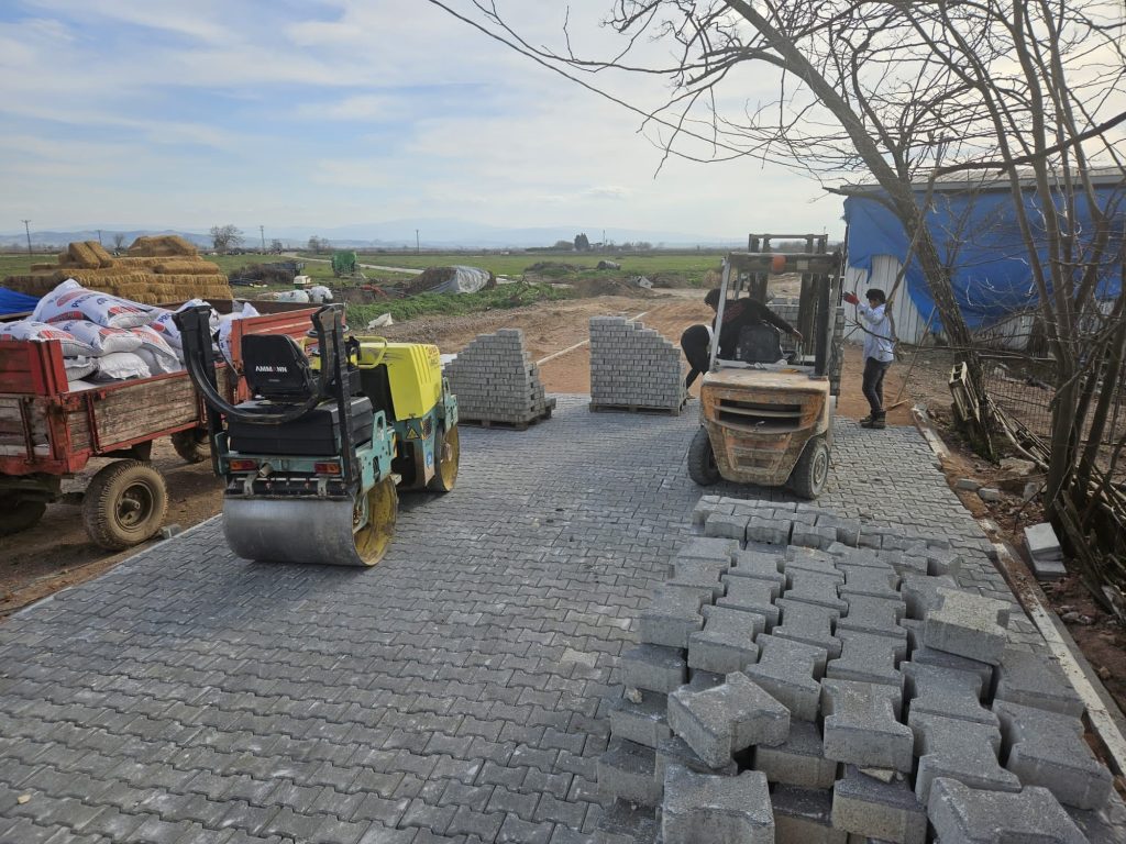 Karacabey’de mahalleler yeni asfalt ve parke taşlarıyla güzelleşiyor