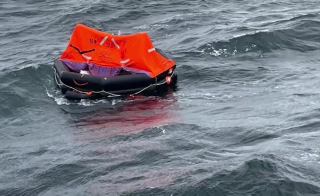 Batan gemideki mürettebatı, “Kimse var mı?” anonslarıyla arıyorlar