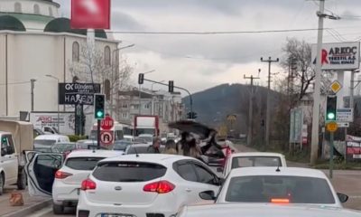 Yol verme kavgasında önce kadınlar, sonra erkekler birbirine girdi