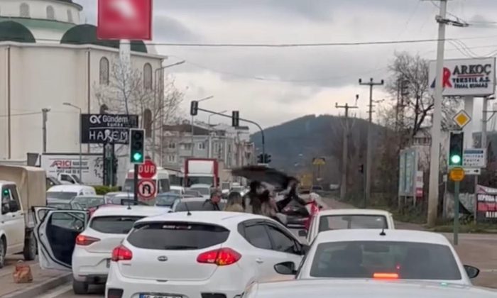 Yol verme kavgasında önce kadınlar, sonra erkekler birbirine girdi