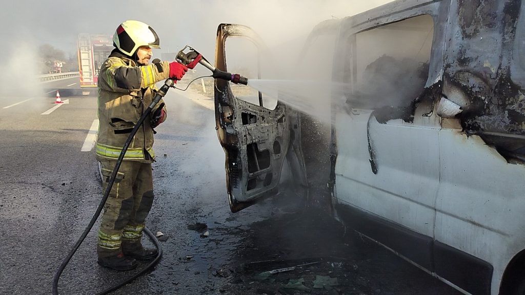 Seyir halindeki minibüs alev aldı