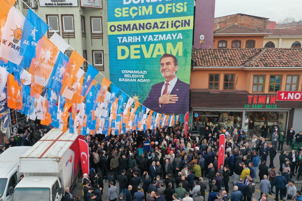 Mustafa Dündar sevgisi caddeye sığmadı