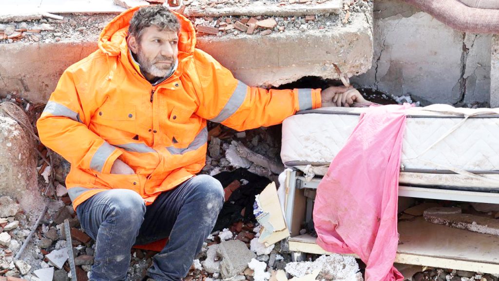 Enkazdaki kızının elini bırakmamıştı! O baba konuştu…