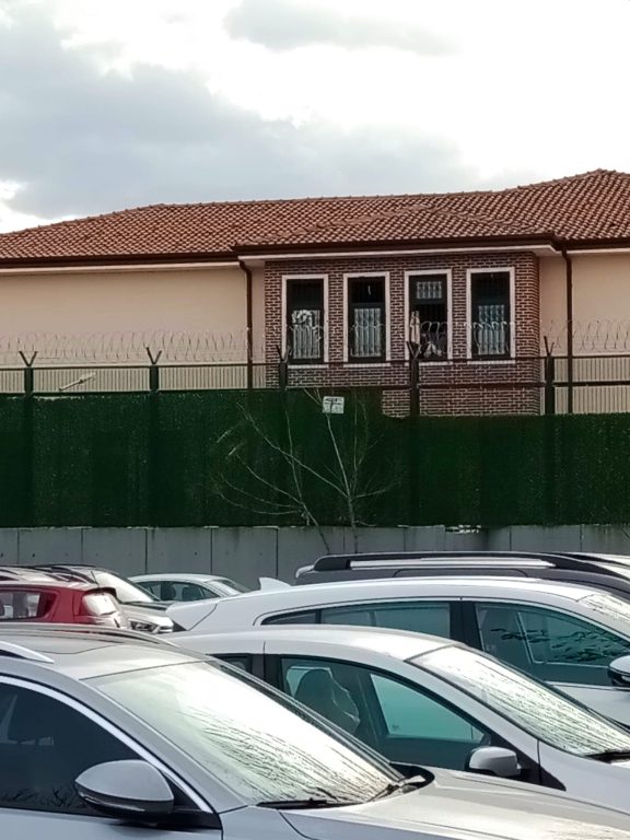 “OKUL BÖLGESİNDE GÜVENLİK VE TRAFİK SORUNU ÇOCUKLAR İÇİN TEHLİKE ARZ EDİYOR”