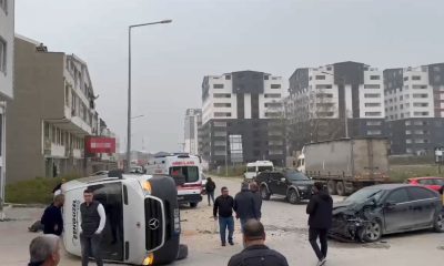 Bursa’da servis minibüsü ile otomobil çarpıştı