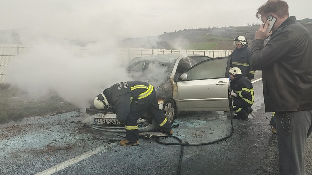 Bursa’da seyir halindeki otomobil alevlere teslim oldu