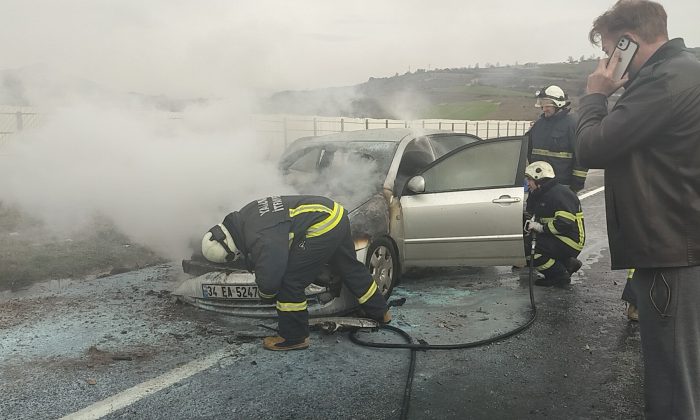 Bursa’da seyir halindeki otomobil alevlere teslim oldu