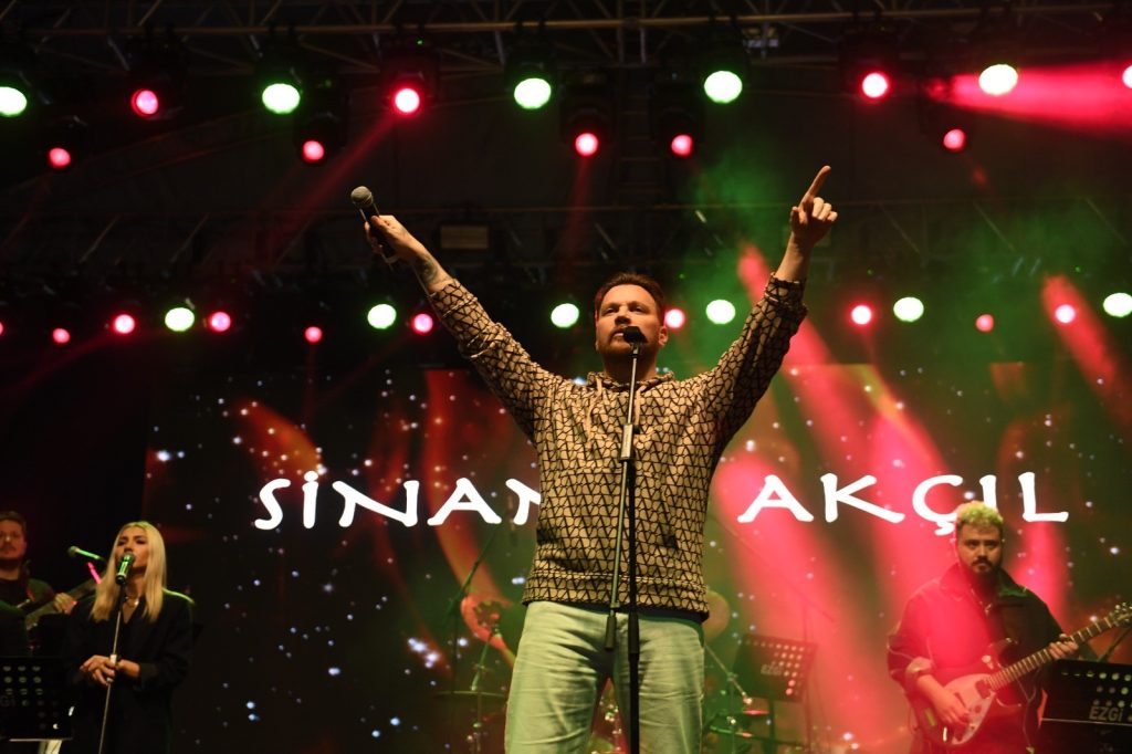 Sinan Akçıl coşkusu Osmangazi Meydanı’nı salladı!