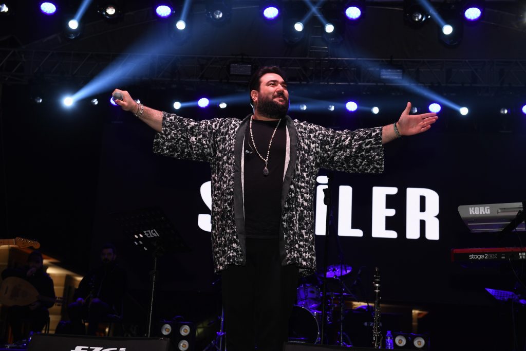 Sakiler en güzel şarkılarını Osmangazi Meydanı’nda söyledi