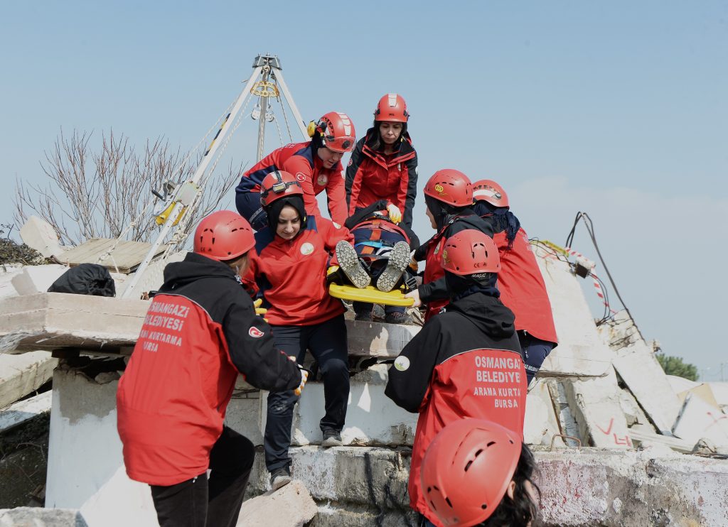 Hem belediyede çalışıyor hem hayat kurtarıyorlar
