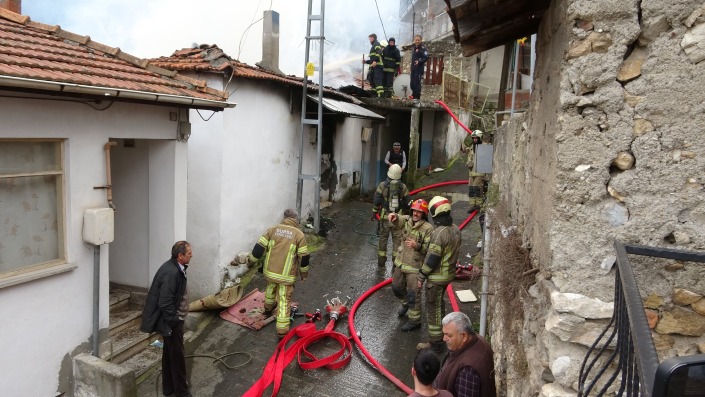 Araçların giremediği mahallede çıkan yangın güçlükle söndürüldü