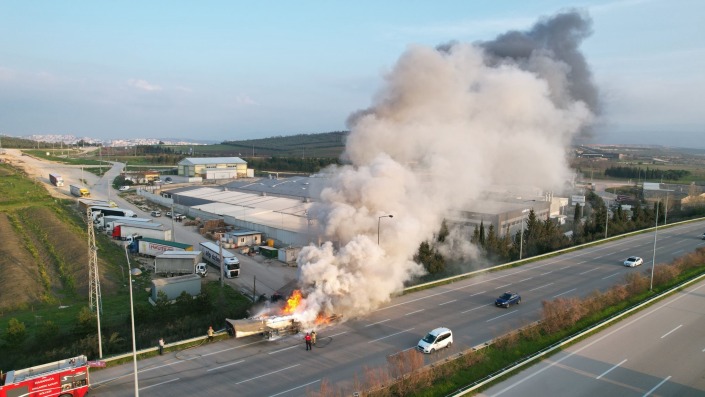 Bursa’da devrilen dorse alevlere teslim oldu