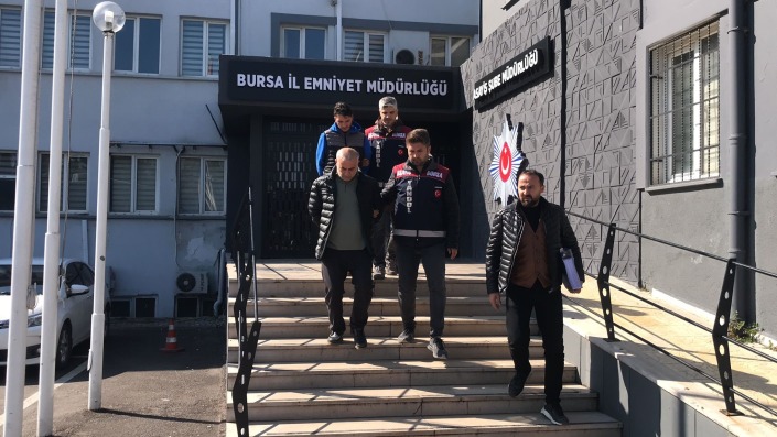Kar vaadiyle vatandaşları dolandırdığı iddia edilen kuyumcular adliyeye sevk edildi