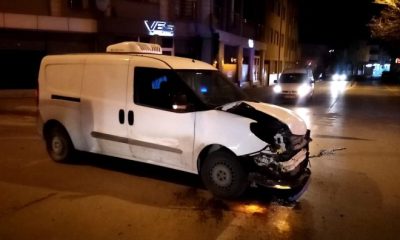Bursa’da hafif ticari araç ile otomobil çarpıştı: 4 yaralı