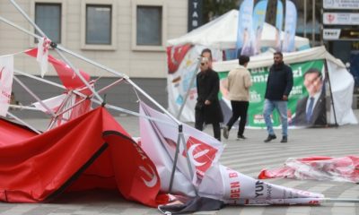 Bursa’da etkili olan fırtına parti stantlarını yerle bir etti