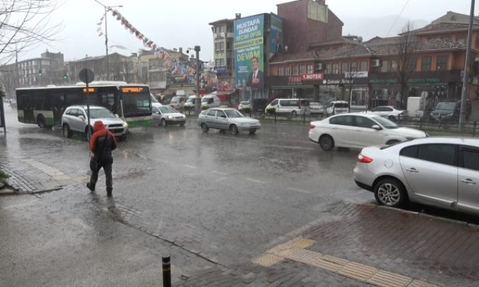 Bursa sağanak yağışa teslim oldu