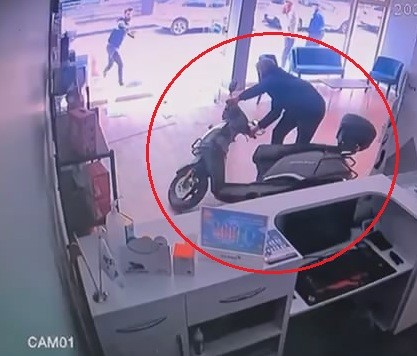 Elini gaz pedalında unuttu, dükkana daldı…