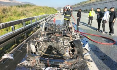 Lüks otomobil alev alev yandı, sürücü son anda canını kurtardı