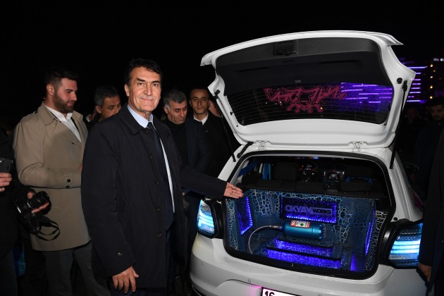 Dündar, modifiyeli araç tutkunlarıyla buluştu