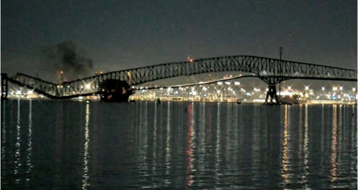 ABD’de kargo gemisi köprüyü yıktı