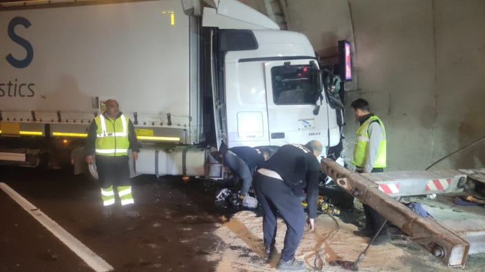 Kontrolden çıkan TIR tünelde duvara çarptı