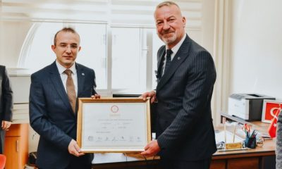 Karacabey Belediye Başkanı Fatih Karabatı mazbatasını aldı