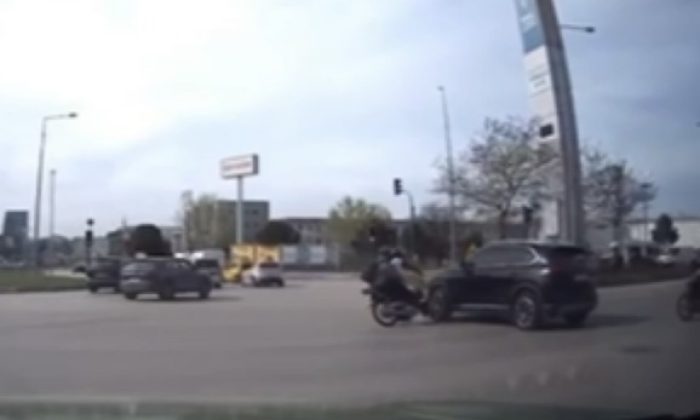 Motosiklet TOGG’a çarptı