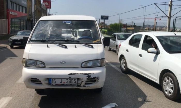 Direksiyon başında bilincini kaybetti, 3 otomobile çarptı