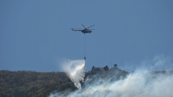 Uludağ eteklerinde çıkan yangına havadan ve karadan müdahale sürüyor