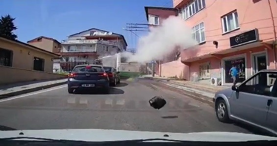 Otobüsün su borusu bomba gibi patladı