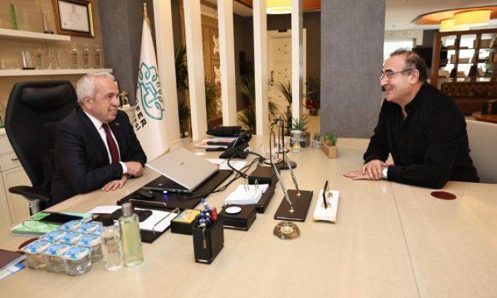 Sunay Akın Eczacılık Kültürü Müzesi’ni Başkan Şadi Özdemir’e anlattı