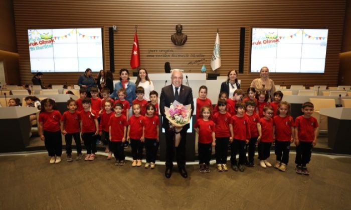 Minikler bayram coşkusunu Başkan Özdemir ile paylaştı