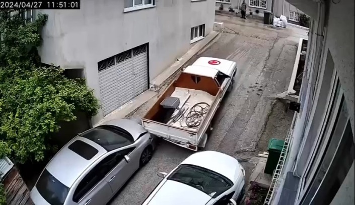 Yokuşta aracı kaldıramayınca kazaya neden oldu