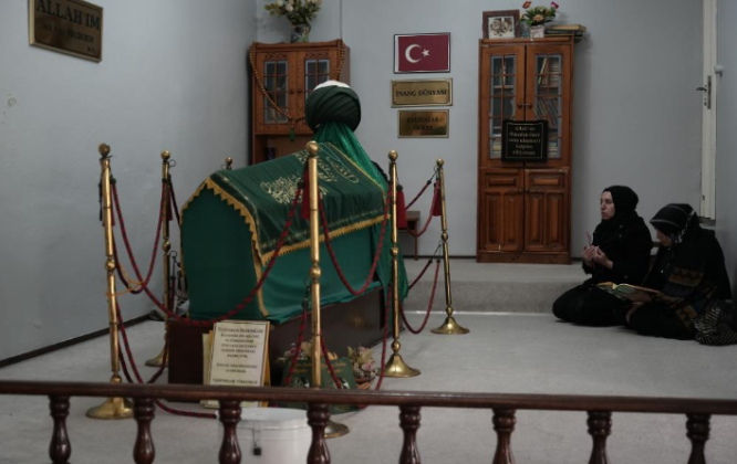 Evin içinde bulunan türbe vatandaşların dikkatini çekiyor