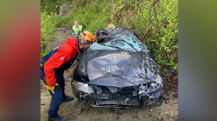 Rize’de bir otomobil şarampole yuvarlandı