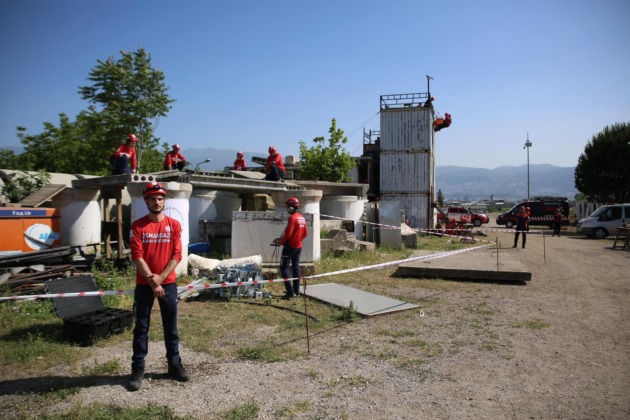 Osmangazi Belediyesi arama kurtarma ekiplerinden nefes kesen tatbikat