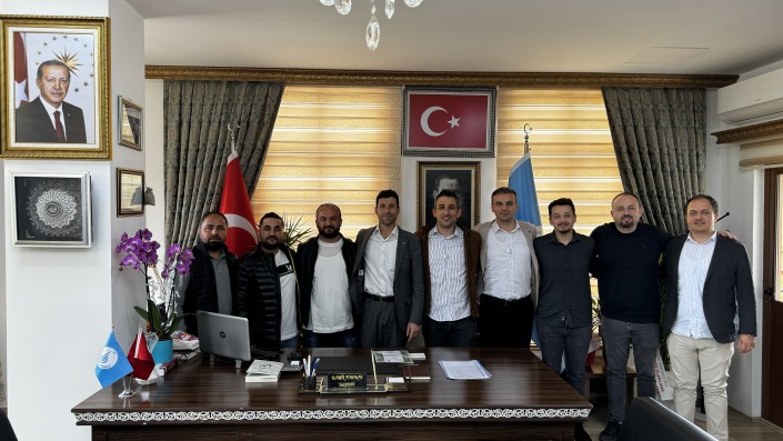 Başkan ilk maaşını öğrencilere ayırdı