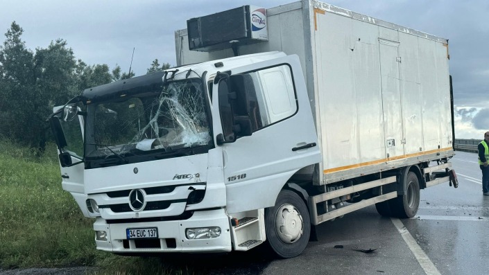 Ani fren yapan kamyona 2 araç çarptı