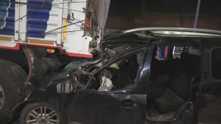 Hafif ticari araç tıra ok gibi saplandı