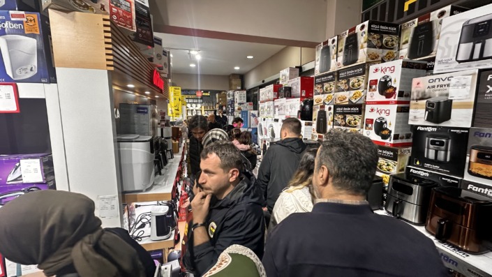 Anneler Günü izdihamı…Yağmura aldırış etmeden kampanya için saatlerce beklediler